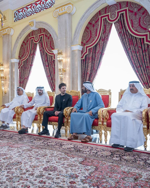 Среди шейхов будто чужой. Потрепанный Павел Дуров выглядел белой вороной на встрече во дворце Дубая