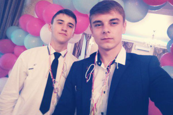 Дима Сенченко (слева) хотел произнести торжественную речь при получении диплома
