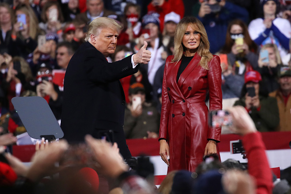 Ухожу красиво: Мелания Трамп в сенсационном кожаном пальто оттенка «красный русский»