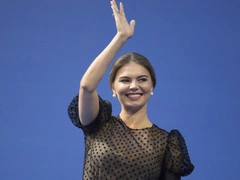 Алина Кабаева отметила завершение турнира жаркими танцами в золотом платье