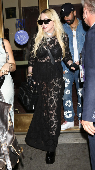 Королева эпатажа: Мадонна в черном полупрозрачном платье в Нью-Йорке
