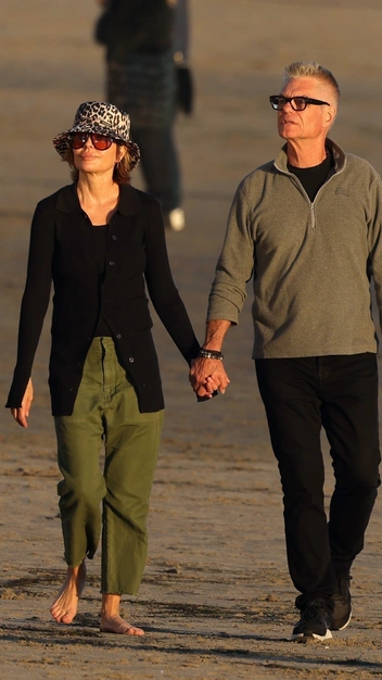 В чем идти на прогулку с возлюбленным? Берите пример с Лизы Ринны | marieclaire.ru