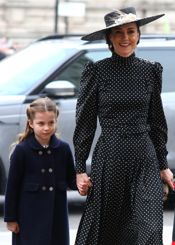 Семья в сборе: Кейт Миддлтон в бесподобном платье Alessandra Rich, принц Уильям и дети в Вестминстере