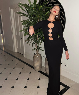 Главная муза Burberry: Ирина Шейк в длинном черном платье с очень эффектными вырезами на груди и спине