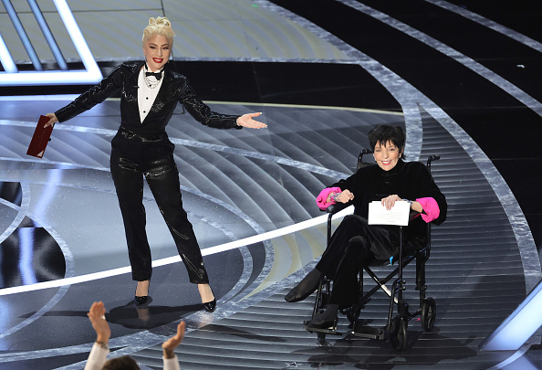 Леди Гага и Лайза Миннелли в сверкающих смокингах объявили «Лучший фильм» на «Оскаре-2022» — «CODA: Ребенок глухих родителей»