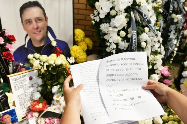 После трехдневного прощания, кремации и нашествия паломников. Как выглядит могила Юрия Шатунова
