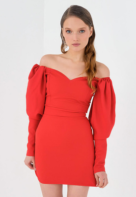 Красное платье с открытыми плечами 