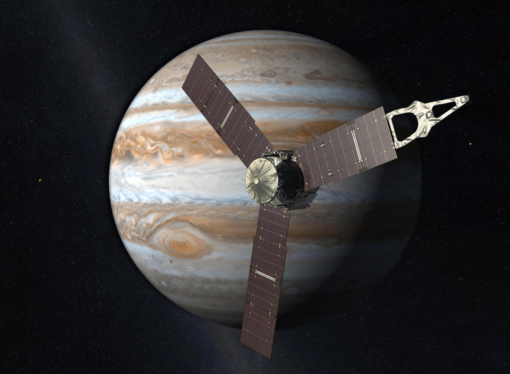 Посмотрите на кипящую Ио: она горит и дарит Юпитеру самые роскошные полярные сияния
