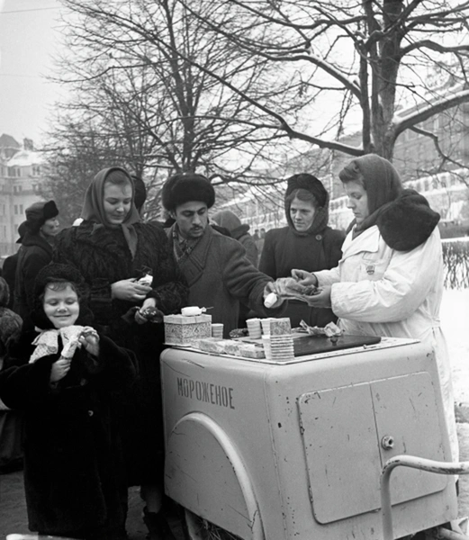 Жители города у стен Московского Кремля в Александровском саду. 1955 г. | Источник: РИА Новости/М. Филимонов