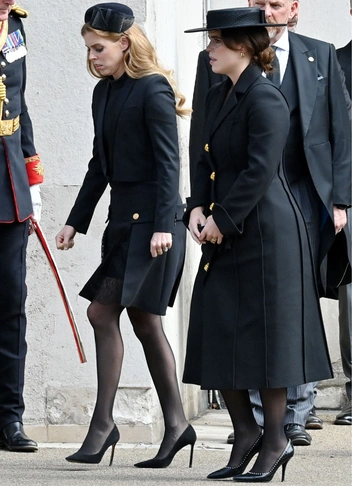 Принцессы Беатрис и Евгения на похоронах Елизаветы II