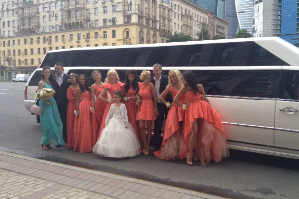 Подружки невесты с гостями торжества