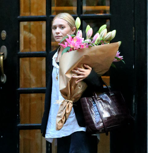 Эшли Олсен с букетом цветов в Нью-Йорке