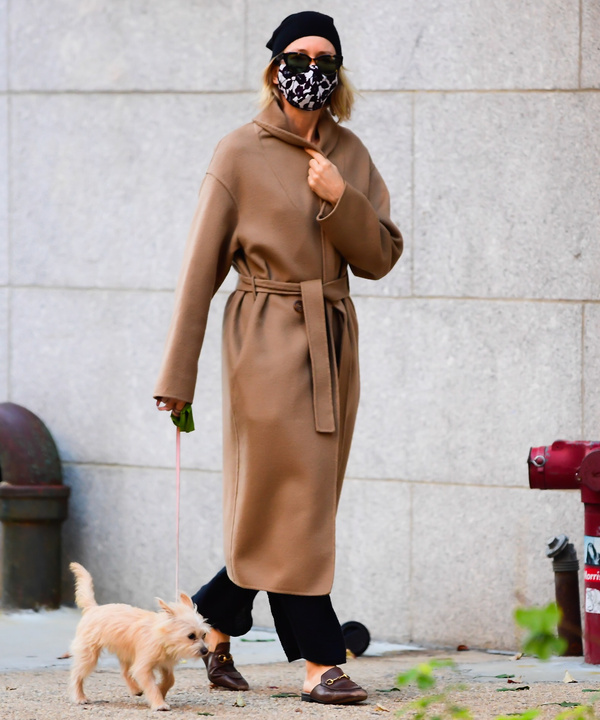 Мюли Gucci + карамельное пальто халат: неожиданный, но стильный прием Наоми Уоттс