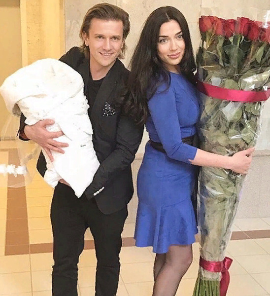 Матвейчук забрал жену и дочь из роддома