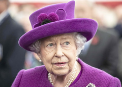 «Отказался от своих корней»: Елизавета II осталась недовольна новогодней открыткой принца Гарри