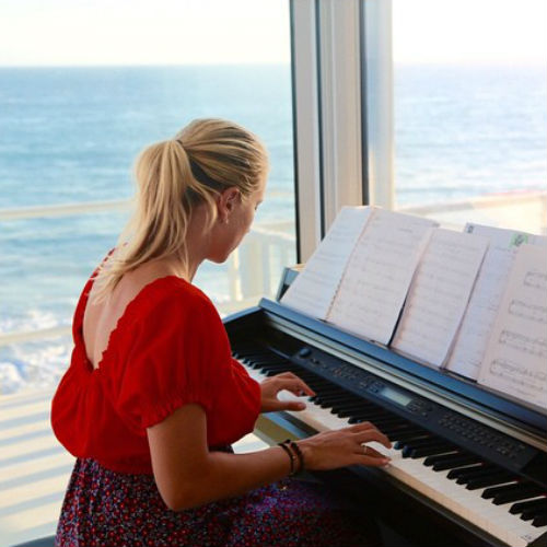 В Лос-Анджелесе Марика упражняется в игре на пианино