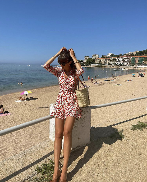 Фото №1 - И на пляж, и на работу, и на свидание: одно цветочное платье, как у Жюли Феррери, которое станет этим летом хитом