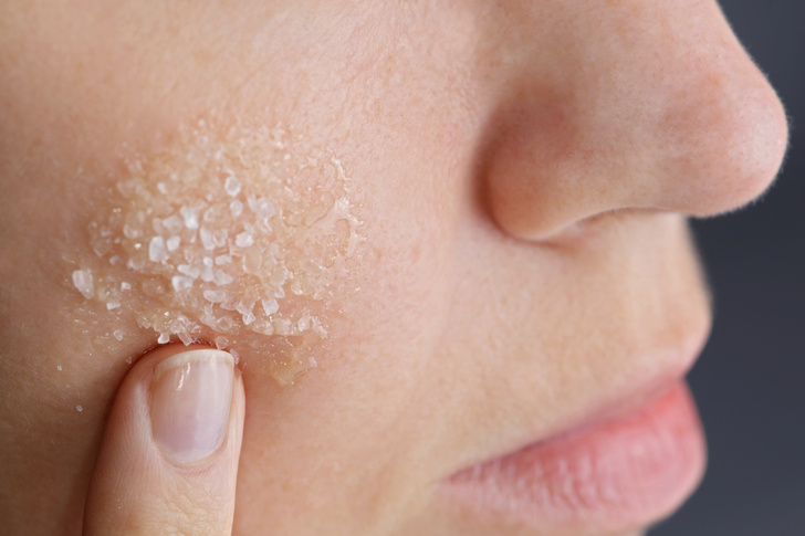 Пищевая соль вместо скраба: почему популярный способ очищения кожи стоит оставить в прошлом