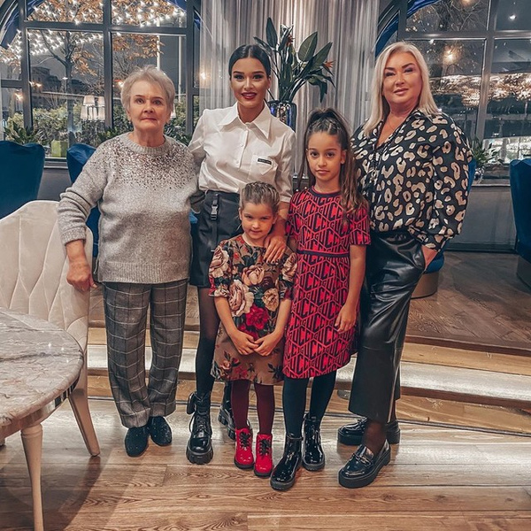 Ксения Бородина с дочерьми, бабушкой и мамой