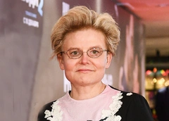 Елена Малышева без маски и Екатерина Волкова в прозрачном платье. Премьера фильма «Неадекватные люди 2»