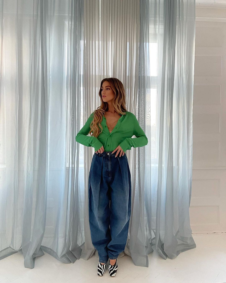 Стилист Эмили Синдлев показывает, как выглядят самые актуальные джинсы будущего сезона