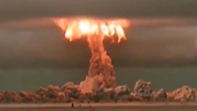 Первое боевое испытание советской ядерной бомбы (радиоактивное видео)