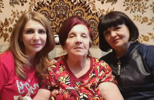 Ирина Агибалова с мамой и сестрой