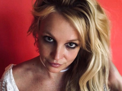 «Мы этого не заслужили»: Бритни Спирс выложила фотографии без ретуши и фотошопа