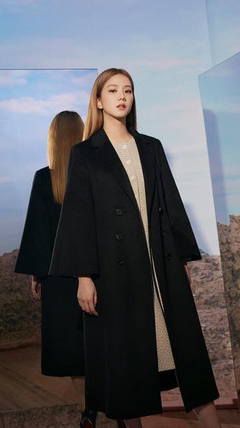 Черное или серое пальто: баттл лучших осенних образов Джису из BLACKPINK