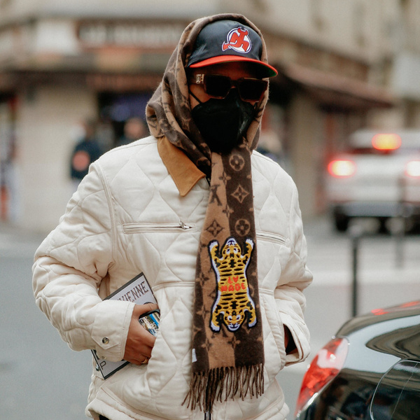 Как стильно носить шарф вместо шапки зимой 2023: 5 модных идей