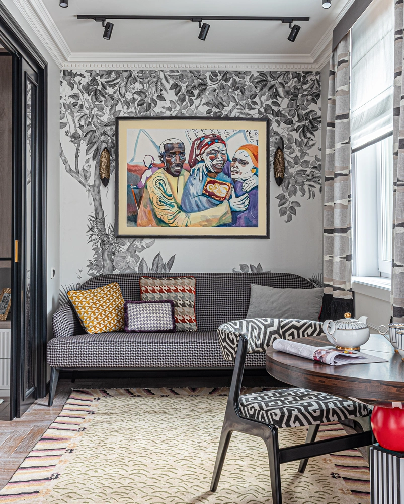 Панно, Affresco. Диван выполнен в мебельном ателье BE Home Buro. Шторы и подушки, decord_textile. Картина Каролины Рябининой. Ковер, «Галерея ковров Марка Патлиса». | Источник: Кирилл Бондарев. стиль: Мария Дик