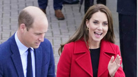В цвете лидера: Кейт Миддлтон в алом пальто и с сумкой «а-ля Елизавета II» встречает подданных в Уэльсе
