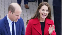 В цвете лидера: Кейт Миддлтон в алом пальто и с сумкой «а-ля Елизавета II» встречает подданных в Уэльсе