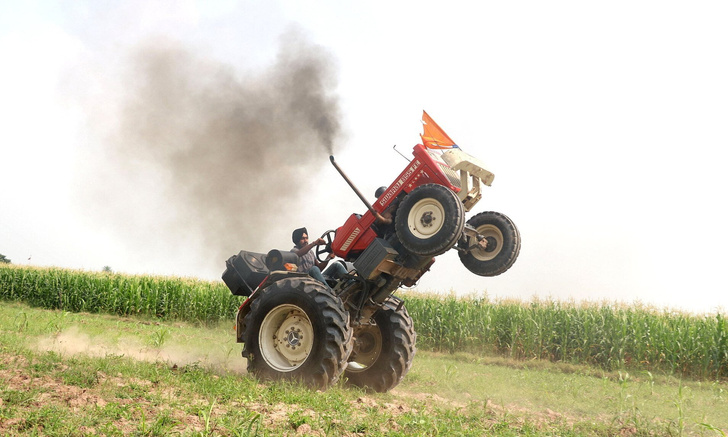 Индийский трактор исполняет классический трюк «стойка на задних колесах».