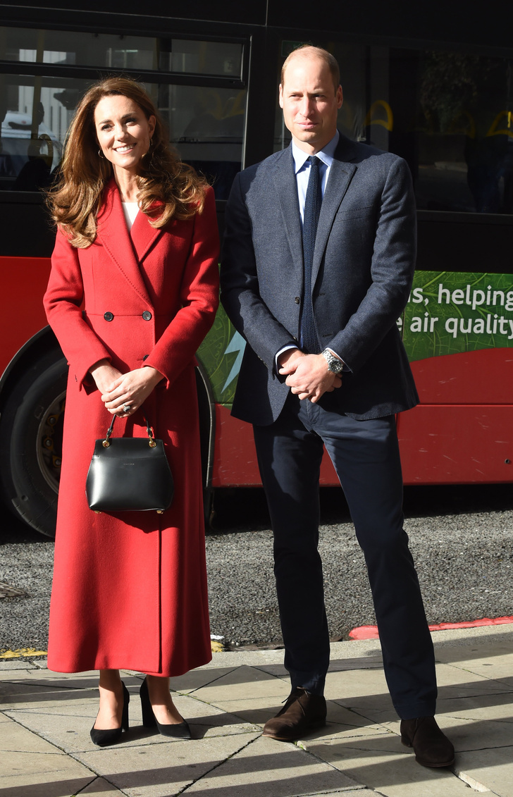 Королевский выбор: Кейт Миддлтон в длинном красном пальто Alexander McQueen