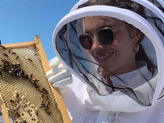 Наталья Водянова в костюме пчеловода озвучила особое поздравление