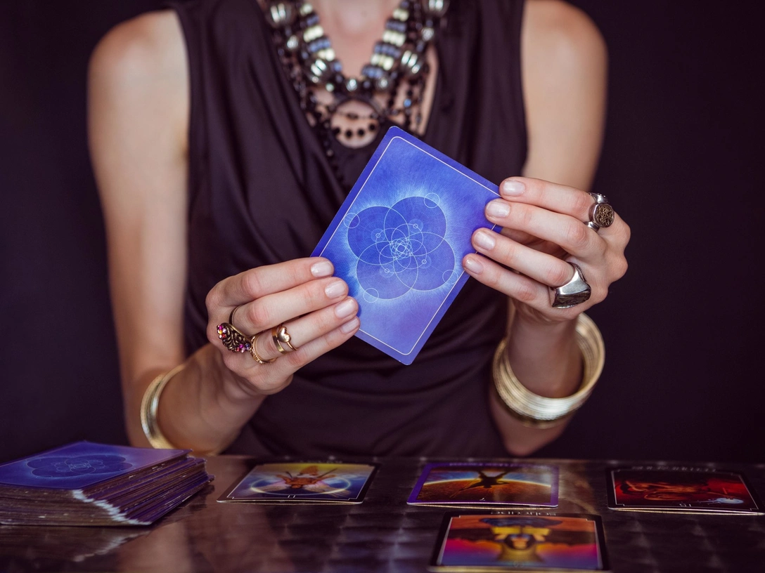 Прогноз Таро на декабрь 2022: что ждет каждый знак Зодиака | marieclaire.ru