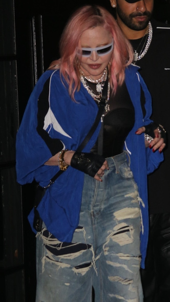 Мадонна в очень широких джинсах и спортивной олимпийке в Нью-Йорке