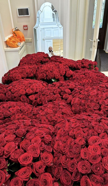 Джиган завалил комнату красными розами в честь дня рождения Оксаны Самойловой