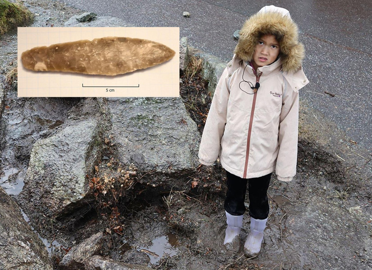 Необычное стеклышко: второклассница из Норвегии нашла на школьном дворе кинжал 3700-летней давности