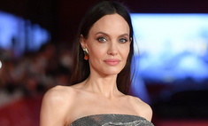«Гнать в шею таких стилистов»: Джоли удивила наращенными волосами, а потом туфлями из 2010-х
