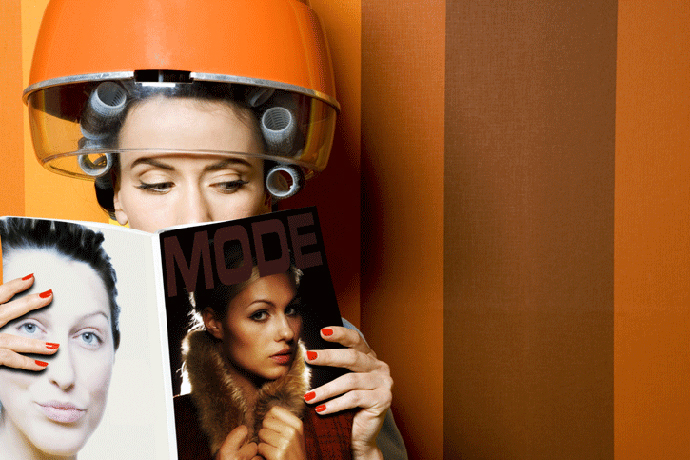 Женщина читает журнал мод