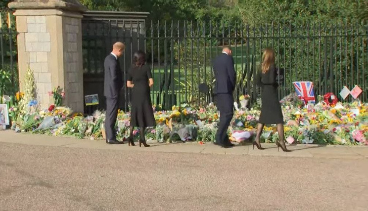 Сенсационно: Кейт Миддлтон, принц Уильям, принц Гарри и Меган Маркл принимают цветы у Виндзора