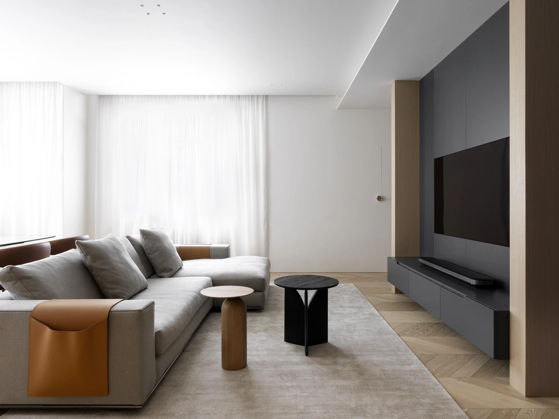 Гостиная. Диван, Minotti. Карман для журналов, Meridiani. Журнальный столик (черный тик), Ethnicraft, L’apartament. Журнальный столик (натуральный дуб), Basta, GK Concept. Корпусная мебель выполнена по эскизам архитекторов. Ковер, Kover.ru. На стенах — краска 105 Slaked Lime, Little Greene. | Источник: Сергей Красюк. Стиль: Yes We May