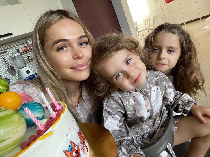 Девочка осталась рада подаркам родителей