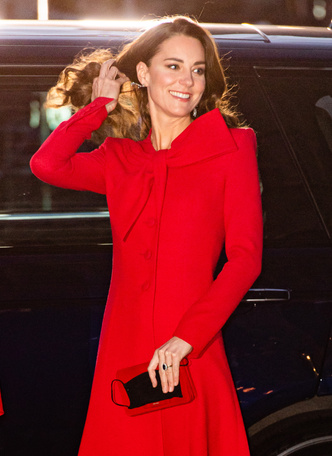 Красная королева и ее свита: Кейт Миддлтон снова выиграла модную битву у Меган Маркл