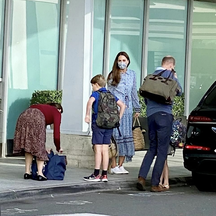 Как самая обычная семья: Кейт Миддлтон с детьми, мужем и чемоданами в аэропорту