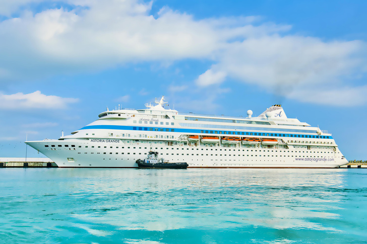 Лайнер Astoria Grande компании Miray Cruises прибыл в порт Сочи и готовится к своему первому круизу