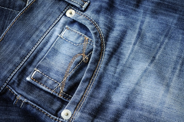 Следы клея на джинсах: как убрать пятно?