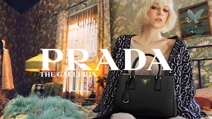 Хантер Шафер носит сумку вместо шляпы в рекламной кампании Prada